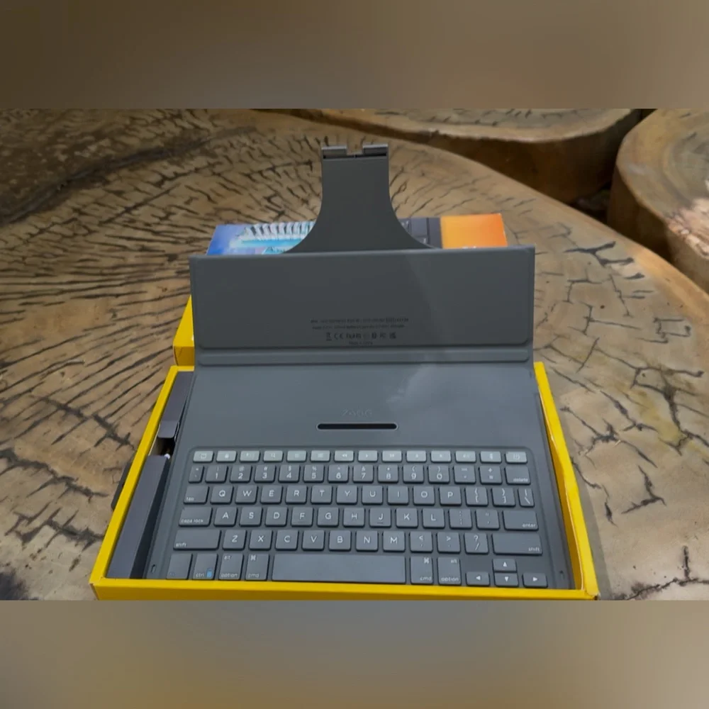 Messenger Folio Bluetooth Keyboard Case for iPad and iPad Pro